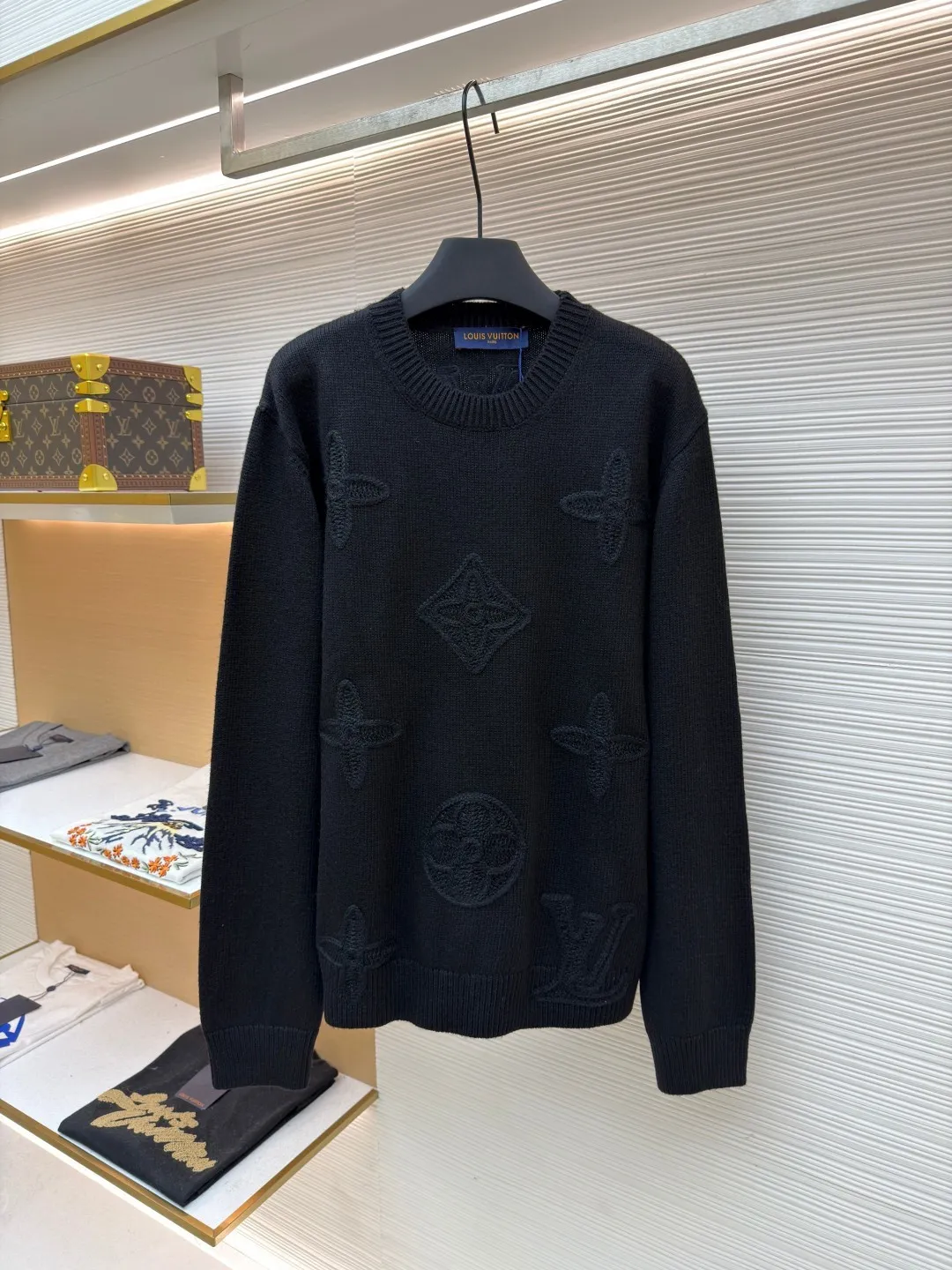 LOUIS VUITTON SKI ski series knitted hollow jacquard sweater ●Original version: purchased and developed by 27989 ●Item number: 1681815-B00 ●Fabric: wool blended fabric ●Technology: knitted jacquard production ●Color: black ●Version: fitted version ●Weight: about 665 grams ●Size: S-M-L-XL ●Description: Made of high-count worsted wool blended fabric, with fine plain stitch as the base, the brand's iconic elements Monogram four-leaf flower, diamond pattern, and LV letter logo are presented through three-dimensional jacquard technology. They are all raised in the same color texture. The texture is full and soft to the touch, taking into account low-key texture and brand recognition. The collar, cuffs and hem are ribbed, and the elastic knitted structure ensures fit and durability. The body is slightly loosely cut, and the jacquard texture is evenly distributed without excess threads. The overall craftsmanship reflects the fine workmanship and high-end texture of luxury knitted items. The overall wiring is straight and delicate, the fabric is comfortable and soft, and the color is consistent without color difference. It can be matched with the same style to create a fashionable look and control various occasions. Customized accessories, complete with three standards, same style for men and women!